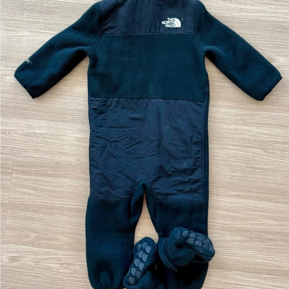The North Face Kids Black Fleece One-Piece Footie